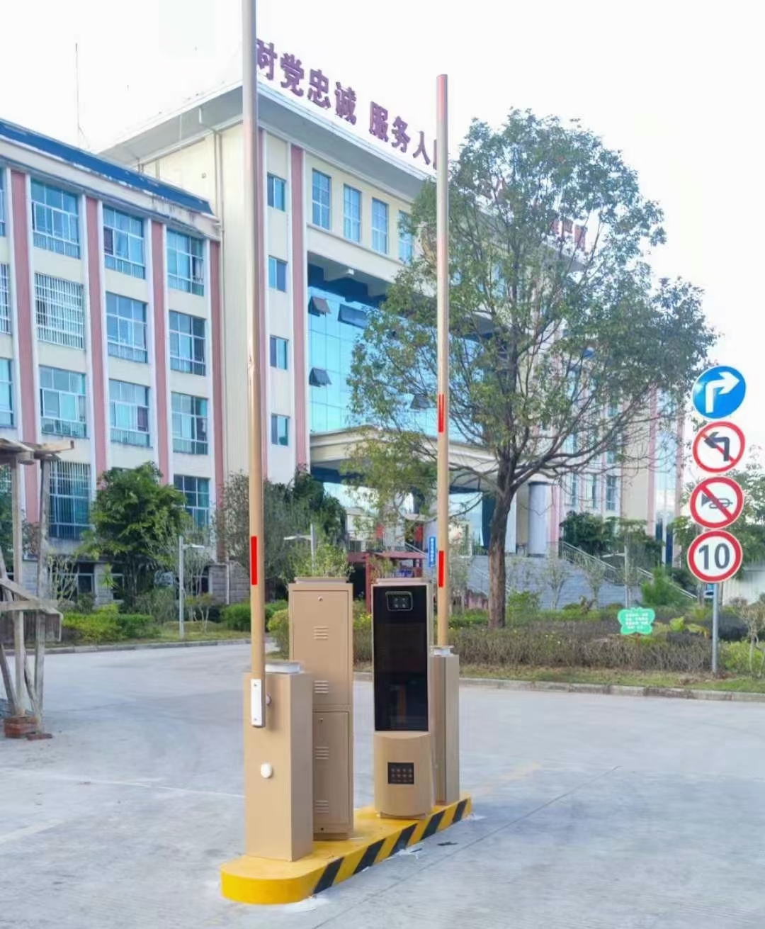 某部隊(duì)MT款車牌識別+廣告道閘