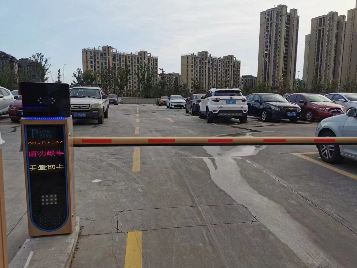 浙江寧波某停車場車牌識別直桿道閘一體機(jī) 機(jī)場車站智慧停車案列 第2張