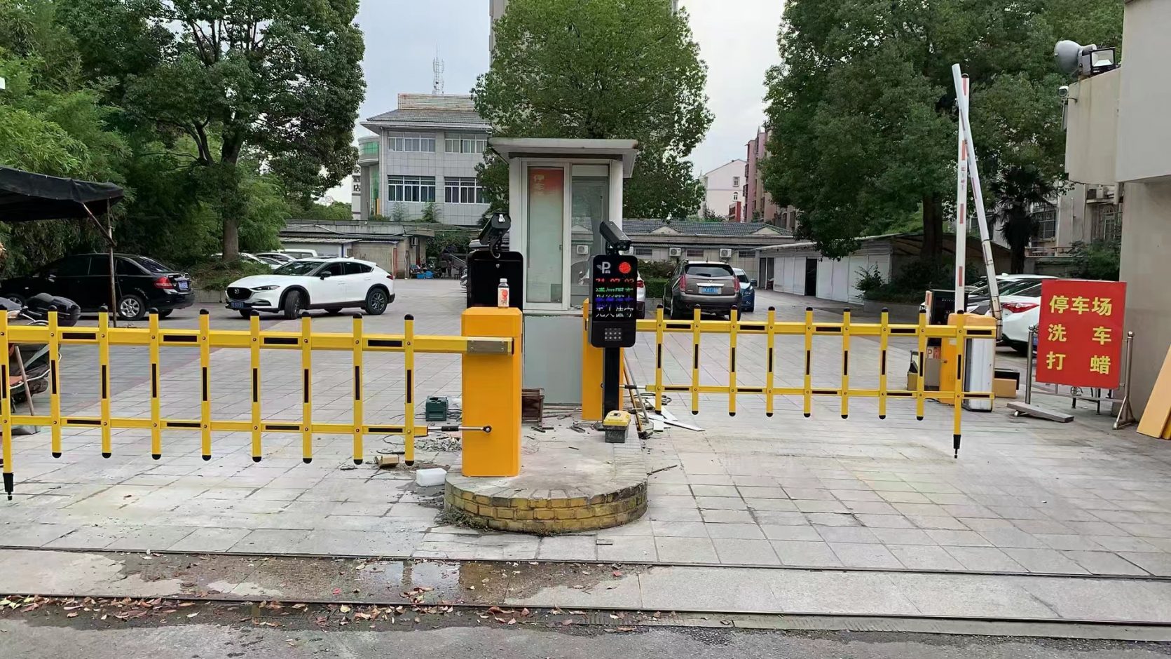 江蘇揚(yáng)州龍川廣場(chǎng)黑色FT款車牌識(shí)別+廣告道閘+柵欄門 商業(yè)中心智慧停車場(chǎng)案列 第1張