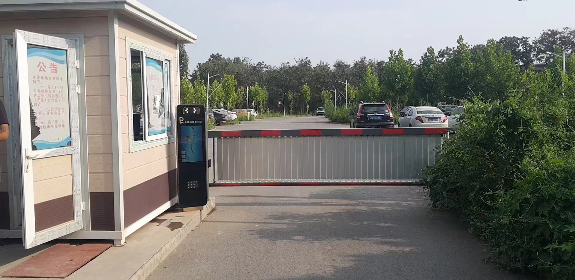 河北任縣農(nóng)商行ETC支付+廣告道閘+LCD款車牌識別一體機+無人值守智慧停車場案列 政務機構智慧停車場案列 第4張