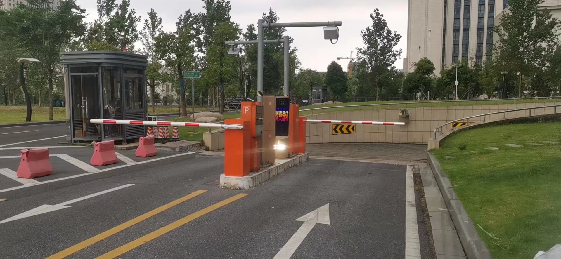 江西省交通運(yùn)輸廳車(chē)牌識(shí)別改造 政務(wù)機(jī)構(gòu)智慧停車(chē)場(chǎng)案列 第3張