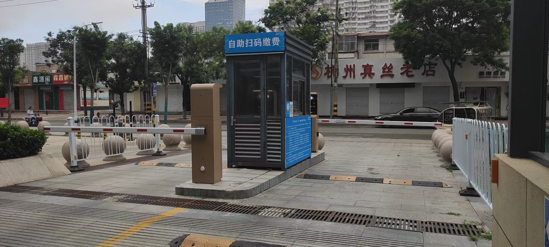 湖南郴州MT車牌識(shí)別直桿道閘一體機(jī)LED款 社區(qū)智慧停車場(chǎng)案列 第1張